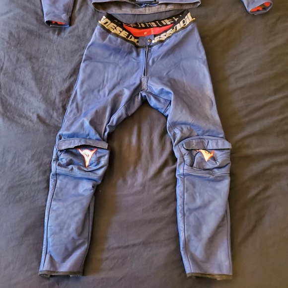 Authentic Dainese 2-Piece Vintage Leather Motorcycle Suit - Made in Italy - Picture 14 of 16